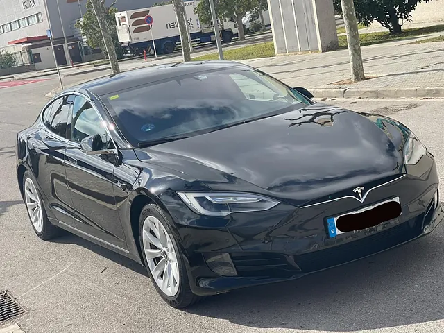 coche tesla posnado a camara